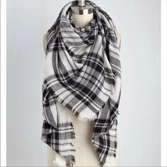 ModCloth Women's Black & White Plaid, Tartan Wide Scarf, Blanket Wrap w/Fringe - Picture 10 of 10